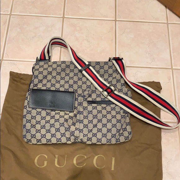 Gucci Handbags - AUTHENTIC GUCCI CROSSBODY MESSENGER BAG